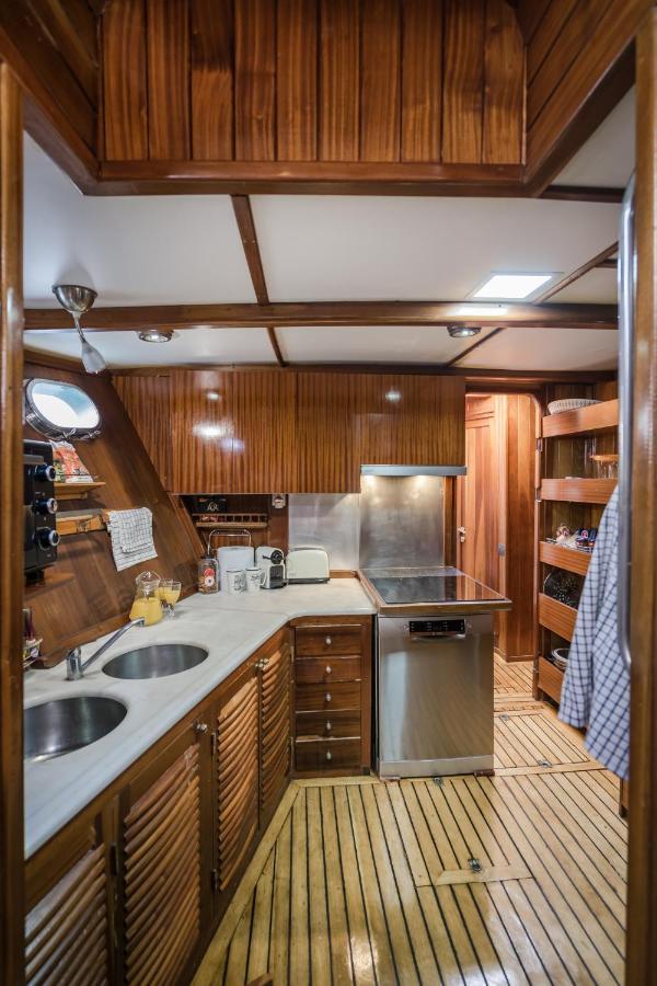 Spacious Yacht Hotel Barcelona City Center 5 Cabins Экстерьер фото