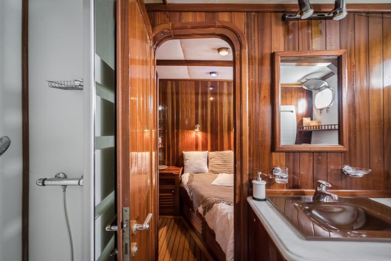 Spacious Yacht Hotel Barcelona City Center 5 Cabins Экстерьер фото