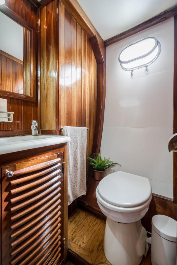 Spacious Yacht Hotel Barcelona City Center 5 Cabins Экстерьер фото